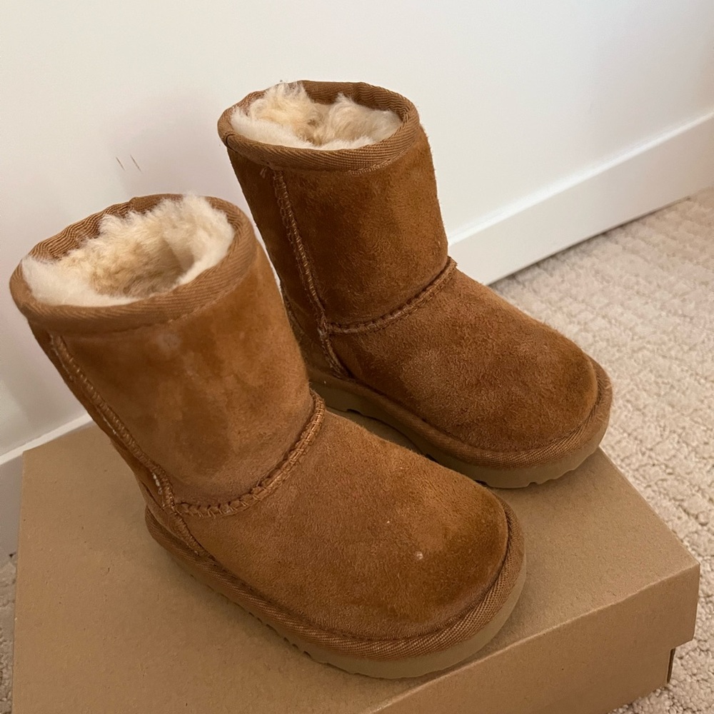 Toddler girl size 6 chestnut classic Ugg